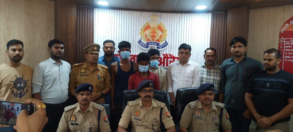 औरैया : पुलिस ने तीन तस्करों को दबोचा, 50 लाख की कीमत का गांजा बरामद 1 औरैया : पुलिस ने तीन तस्करों को दबोचा, 50 लाख की कीमत का गांजा बरामद