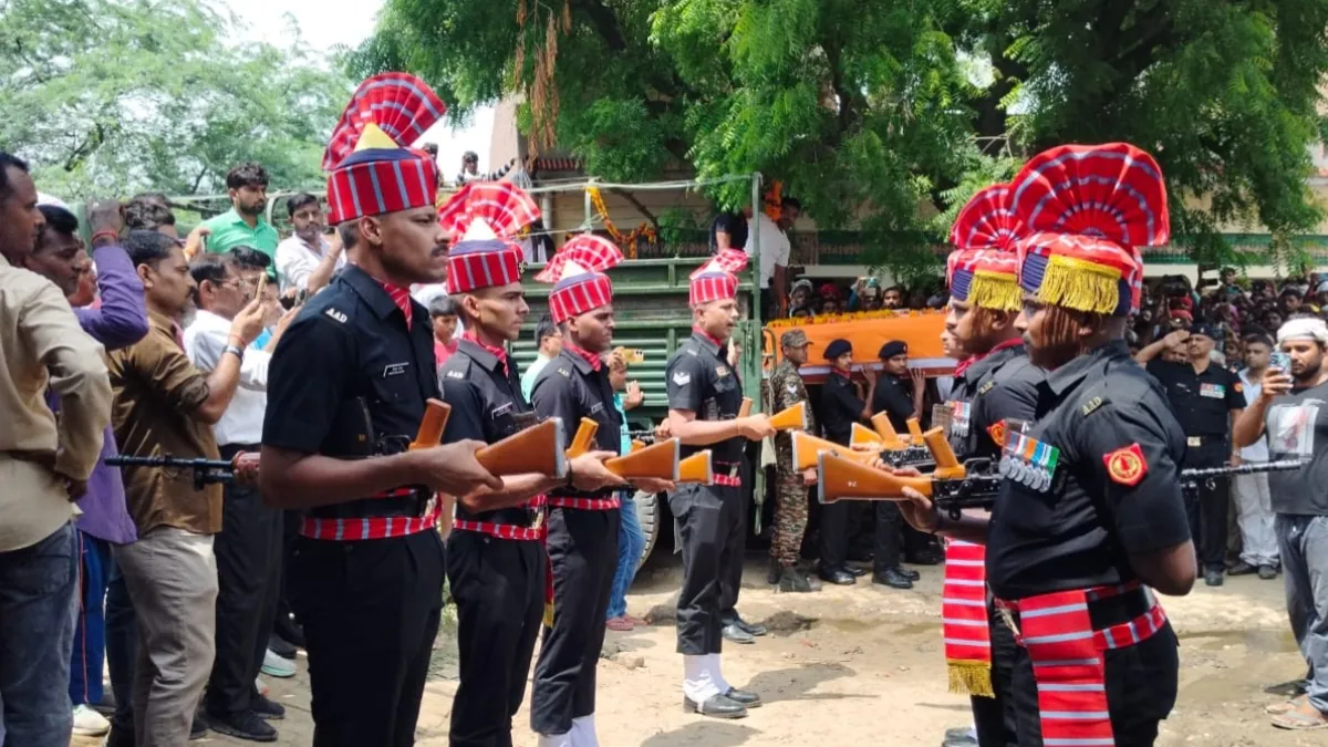 MiH News | Hindi News: Latest Breaking News in Hindi, Local News 1 औरैया : अछल्दा के वीर सपूत संतोष यादव को नम आंखों से दी विदाई