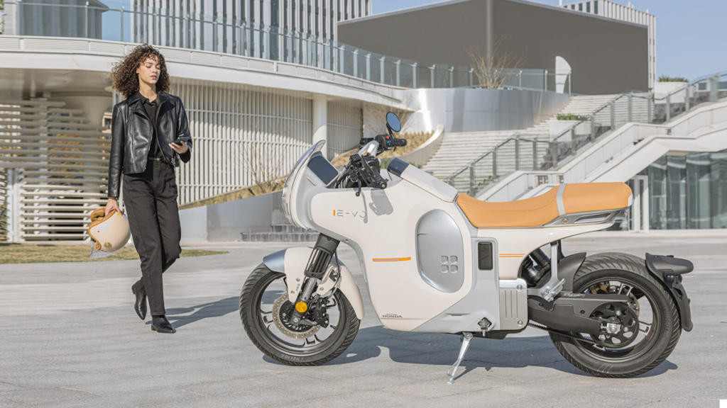 Honda EV Bike Launch: होंडा की ईवी बाइक हुई लॉन्च, सिंगल चार्ज में मिलेगी 170 KM की रेंज 2 Honda EV Bike Launch: होंडा की ईवी बाइक हुई लॉन्च, सिंगल चार्ज में मिलेगी 170 KM की रेंज