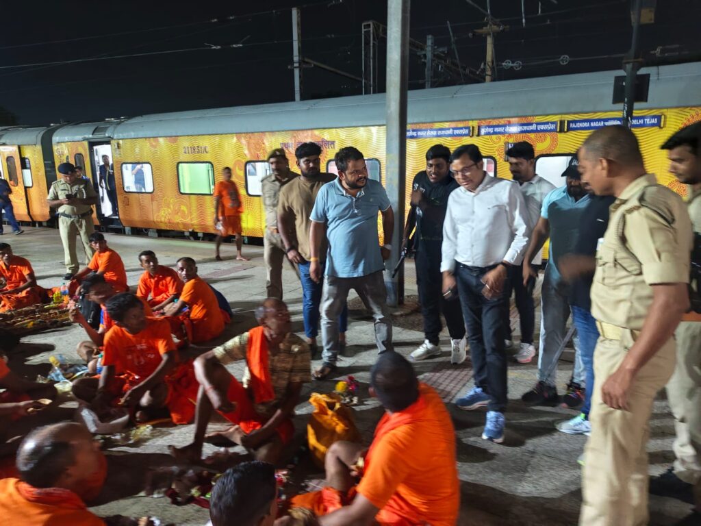 भदोही सांसद डॉ. बिनोद बिंद ने डीडीयू स्टेशन पर कांवरियों का किया स्वागत 2 Bhadohi MP Dr. Vinod Bind welcomed the Kanwarias at DDU station