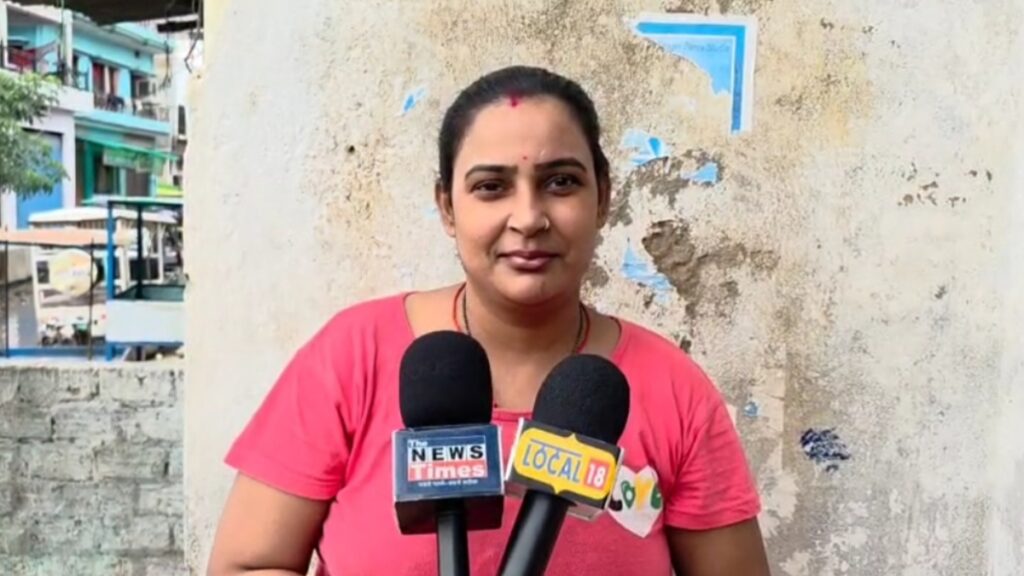 डीडीयू नगर का हाल, सड़कें बदहाल राहगीरों ने जताई नाराजगी 2 1003591360
