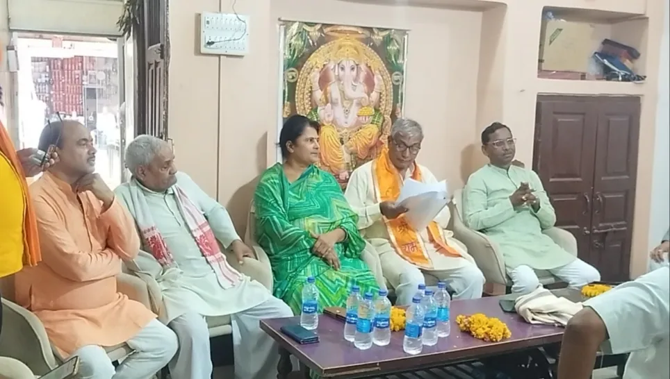 अछल्दा के पूर्व चैयरमैन राजेश पोरवाल के आवास पर पूर्व कृषि मंत्री लाखन सिंह ने की बैठक 5 1003624174