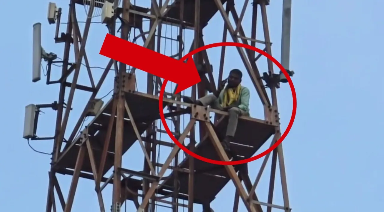 चंदौली : प्रेमिका ने किया शादी से इनकार तो मोबाइल टावर पर चढ़ गया युवक 3 1003627361