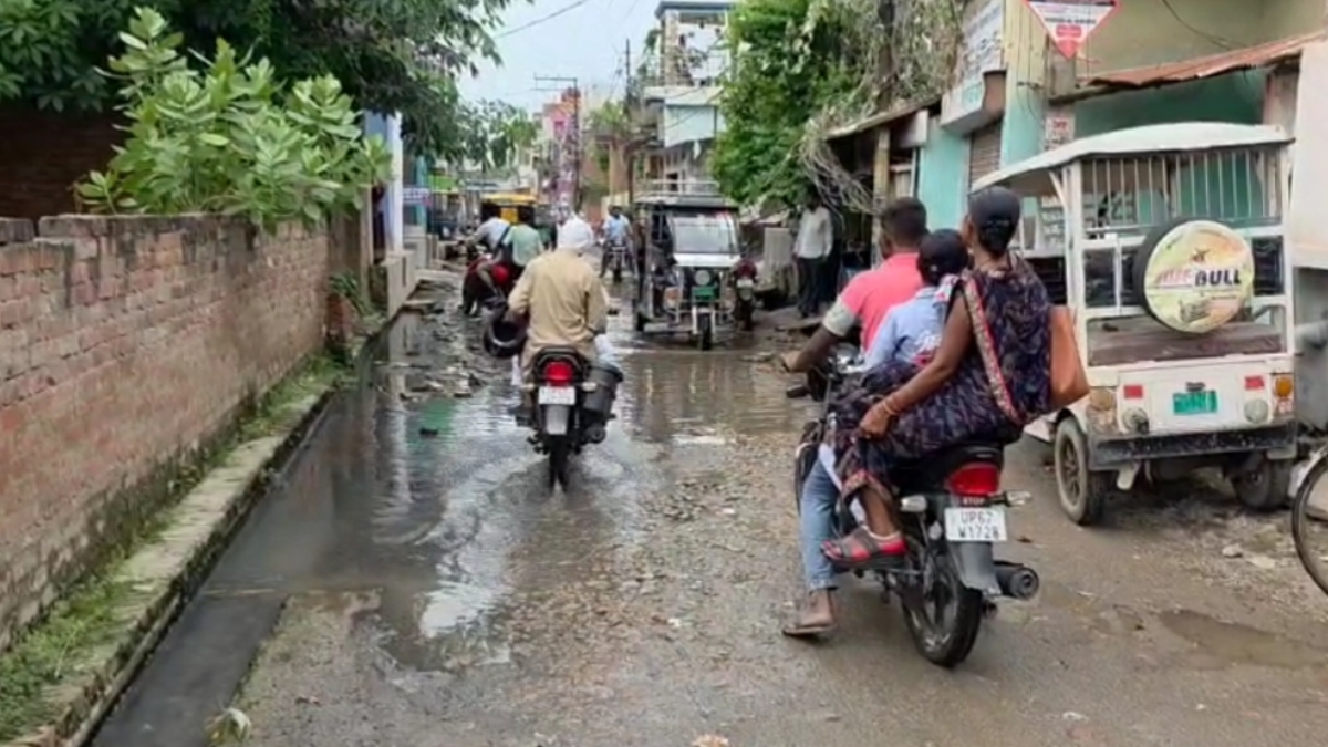 डीडीयू नगर का हाल, सड़कें बदहाल राहगीरों ने जताई नाराजगी 10 20250821 215321