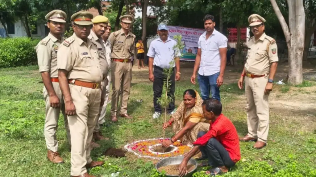 औरैया : आयोजित हुआ ‘एक पेड़ गुरु के नाम’ कार्यक्रम, गुरु दक्षिणा अभियान के तहत बच्चों ने रोपे पौधे 2 औरैया : आयोजित हुआ ‘एक पेड़ गुरु के नाम’ कार्यक्रम, गुरु दक्षिणा अभियान के तहत बच्चों ने रोपे पौधे