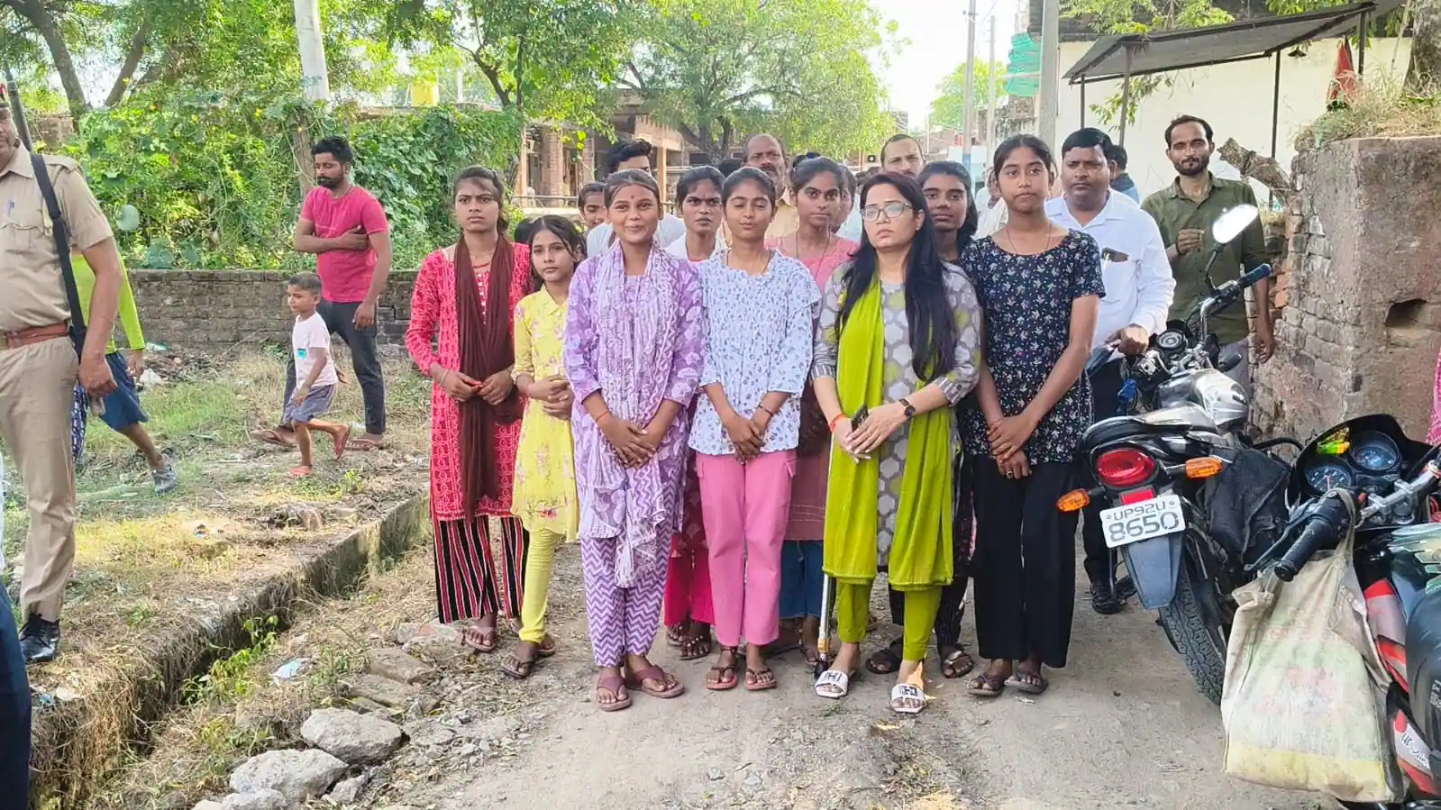 स्कूली छात्राओं की पहल ने जर्जर सड़क के निर्माण की दिलाई सौगात, खुशखबरी लेकर गांव पहुंची SDM 9 1003754858 1