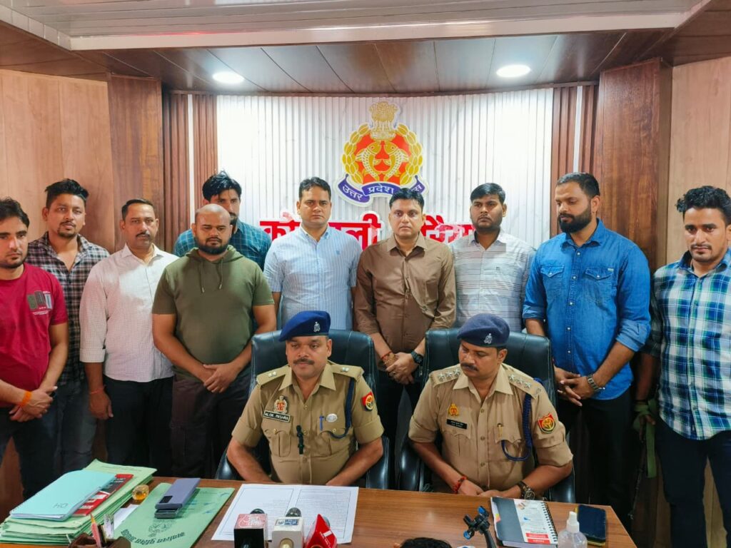 औरैया पुलिस ने पकड़े शातिर टप्पेबाज, चोरी के आभूषण और अवैध हथियार बरामद 5 1003864626