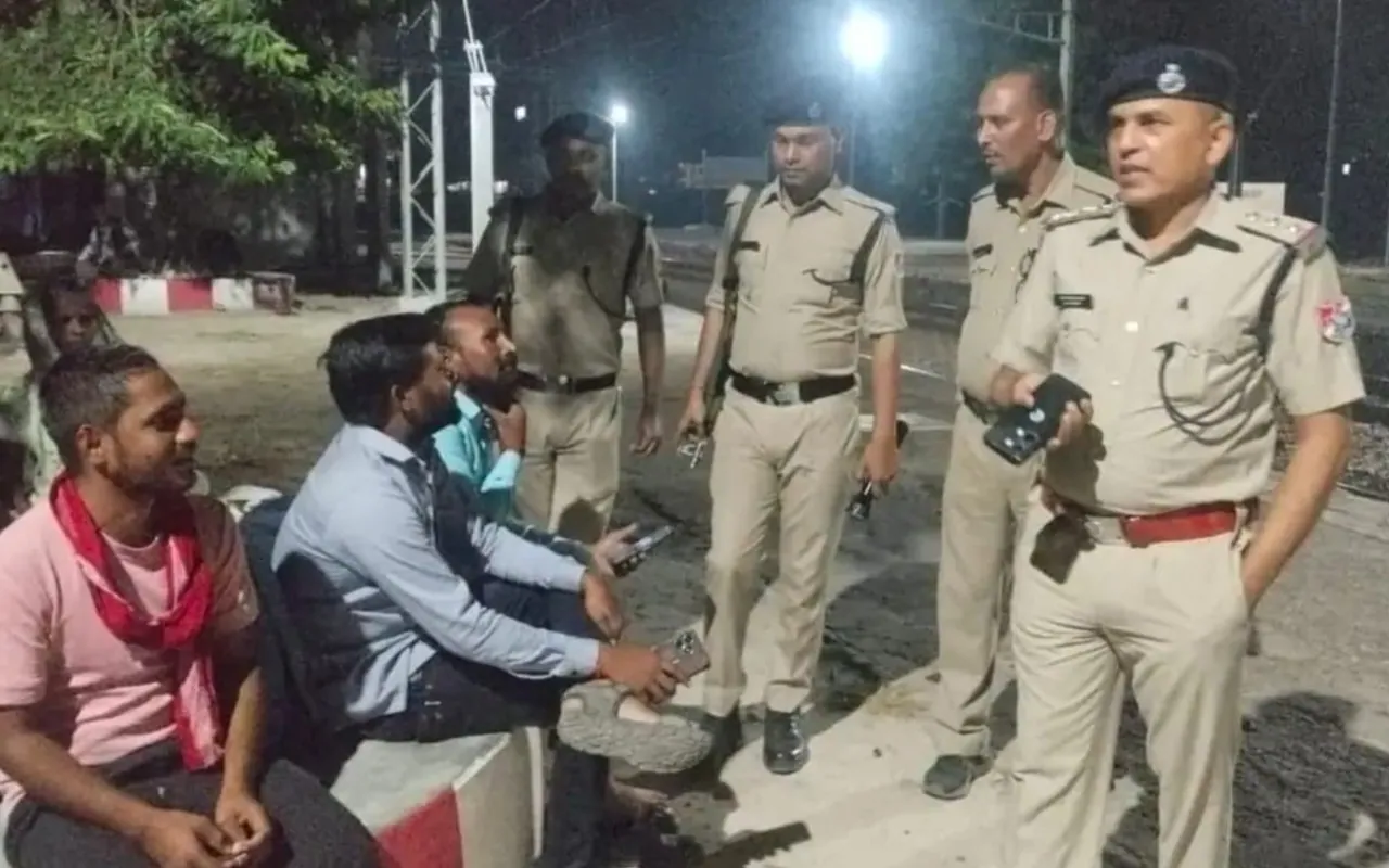 दीपावली से पहले अछल्दा रेलवे स्टेशन पर आरपीएफ का औचक निरीक्षण 3 1003865188