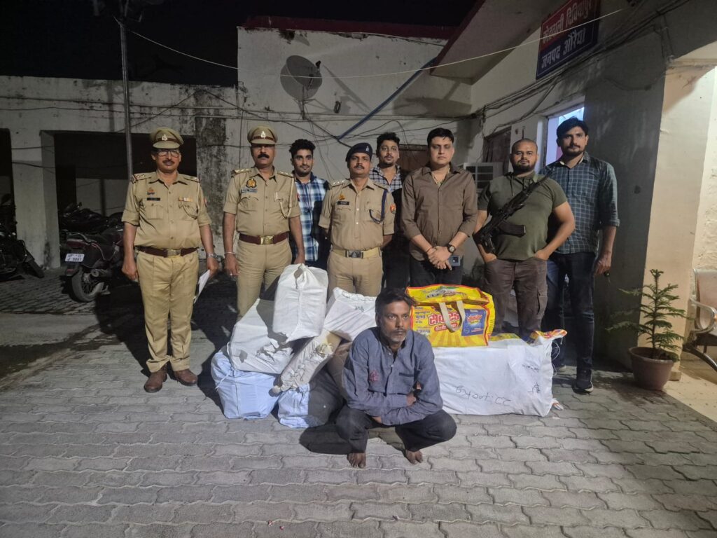 औरैया: अवैध आतिशबाजी के साथ दो अभियुक्त गिरफ्तार, 3 लाख रुपये कीमत के पटाखे बरामद 4 1003869391