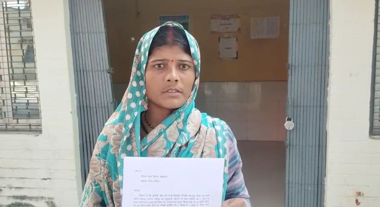 Auraiya News: आवास योजना के तहत लाभार्थी से रिश्वत की मांग, ग्राम प्रधान के बेटे पर आरोप 4 20251017 203724