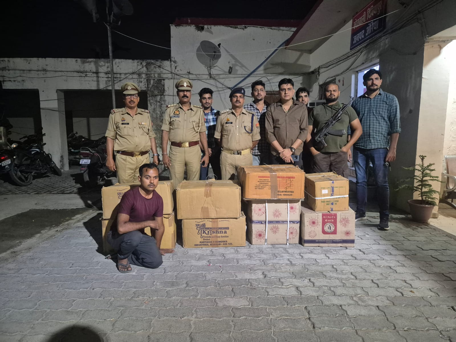 औरैया: अवैध आतिशबाजी के साथ दो अभियुक्त गिरफ्तार, 3 लाख रुपये कीमत के पटाखे बरामद 2 IMG 20251018 WA0067