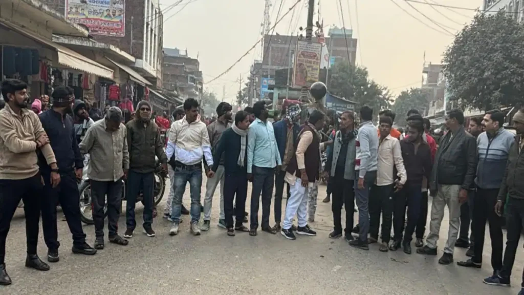 Auraiya News: बांग्लादेश में हिंदू युवक दीपू चंद्र दास की हत्या के विरोध में अछल्दा में पुतला दहन