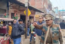 जाम की समस्या पर पुलिस सख्त, ई-रिक्शा व बाइक सीज कर हटवाया अतिक्रमण