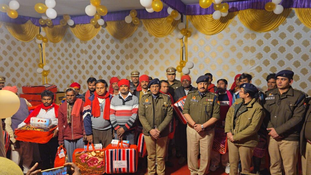 नववर्ष पर एसएसपी ने ग्राम चौकीदारों से मुलाक़ात कर टोर्च व कंबल वितरित किये 3 1004231864
