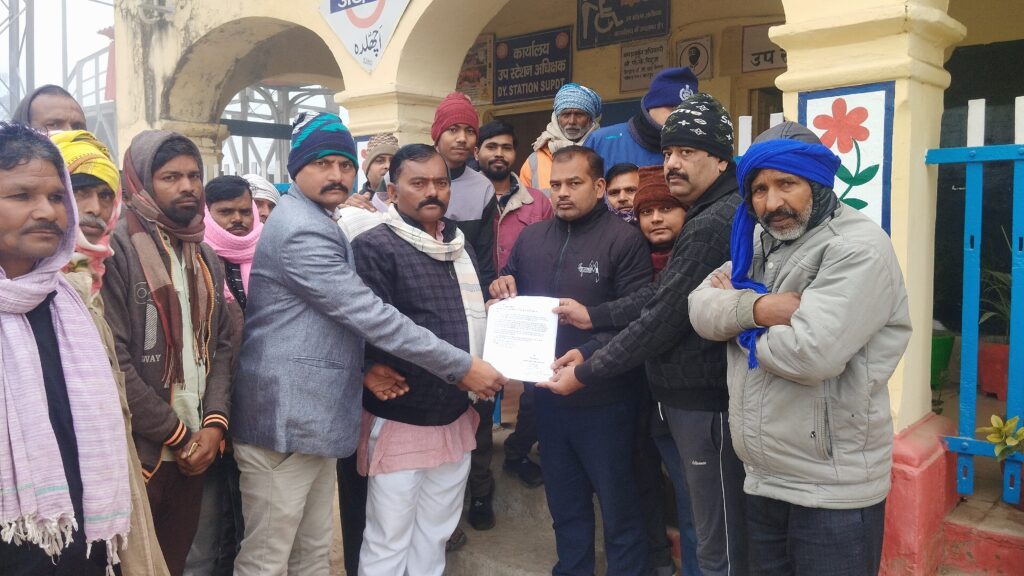 अछल्दा रेलवे स्टेशन पर बंद एक्सप्रेस ट्रेनों के ठहराव की मांग तेज, रेलवे बोर्ड सलाहकार सदस्य ने सौंपा ज्ञापन 3 1004249112