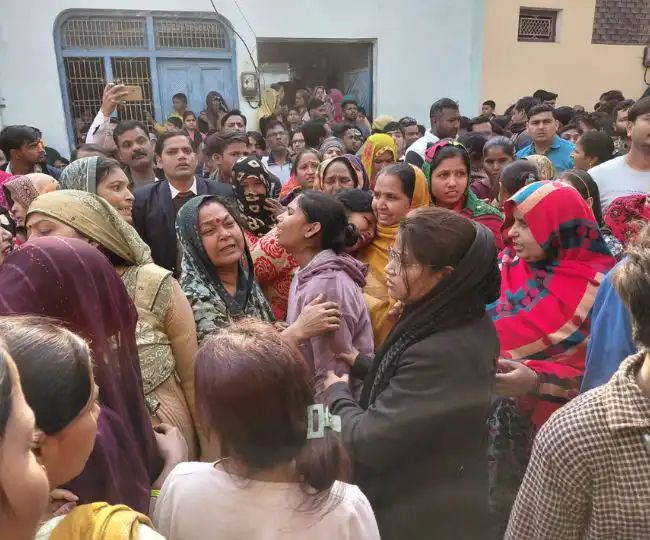 एटा में नशेड़ी बेटे ने की मां-बाप, पत्नी और बेटी की हत्या 3 1004319490