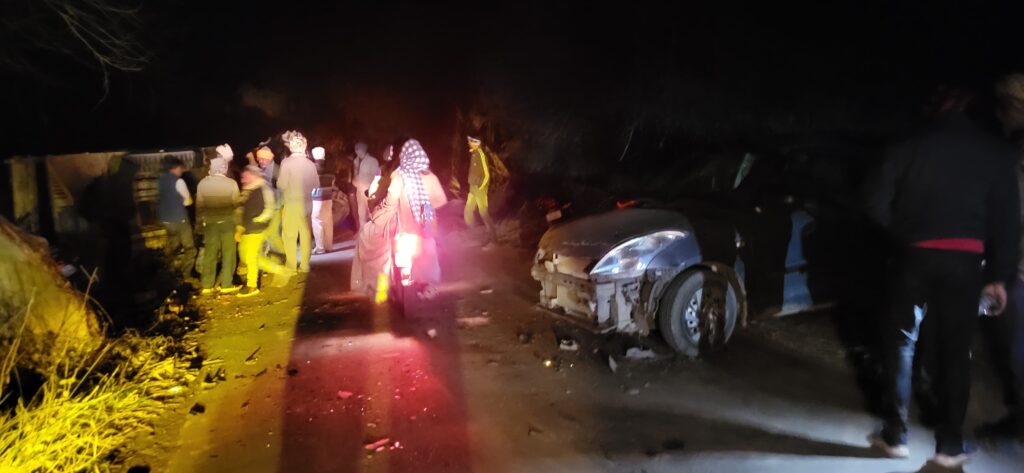 बंबा सफाई की सिल्ट बनी हादसे की वजह, ट्रैक्टर पलटा; कार से टकराकर दो घायल 3 1004339506