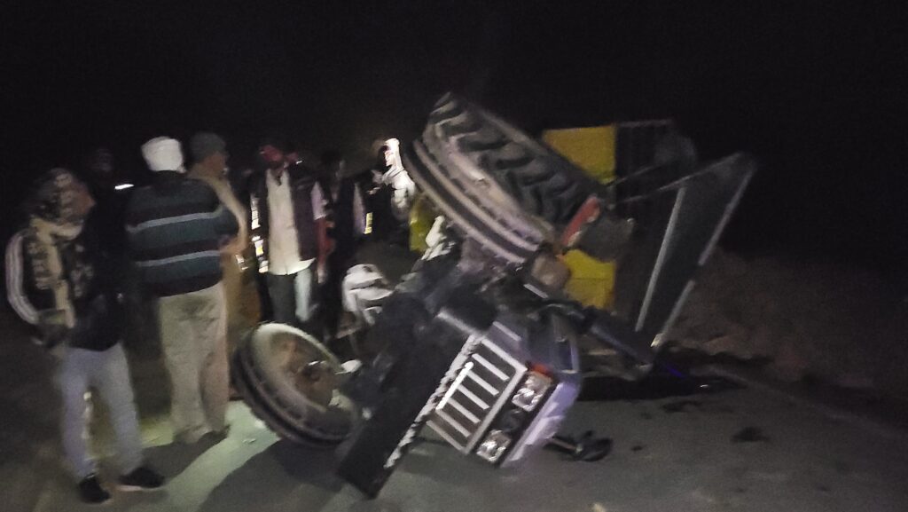 बंबा सफाई की सिल्ट बनी हादसे की वजह, ट्रैक्टर पलटा; कार से टकराकर दो घायल 4 1004339512