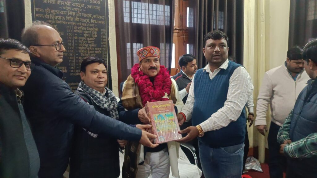 कर अधीक्षक अरविंद शर्मा को सेवानिवृत्ति पर नगर के लोगों ने व पालिका के कर्मचारियों द्वारा दी गई भाव भीनी विदाई 3 1004374410