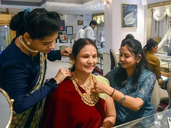 Gold Silver Price Today: 8 फरवरी को सोने महंगा हुआ या सस्ती, खरीदने से पहले चेक करे भाव