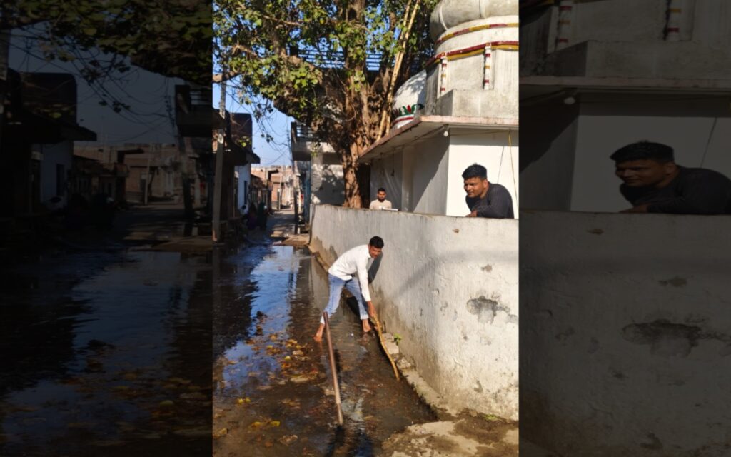 जाम नाली से अहीर टोला बेहाल, स्वयं सभासद नाली की सफाई करने पर हुए मजबूर 3 33915