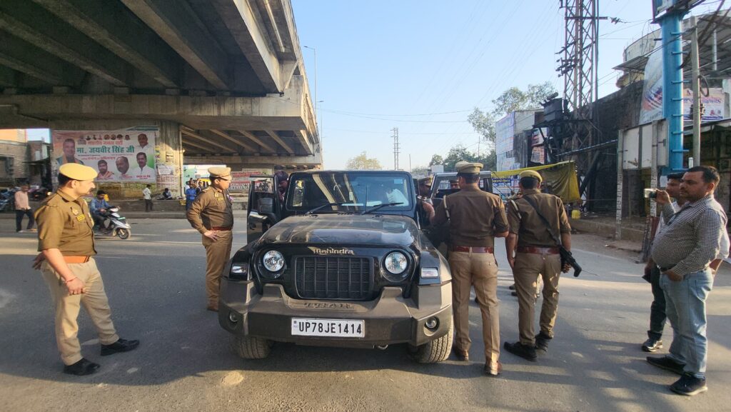 चौराहे पर चला सघन चेकिंग अभियान, दो दर्जन वाहनों के काटे गये चालान, पटाखा छोड़ने वाली बुलेट सीज 3 34455
