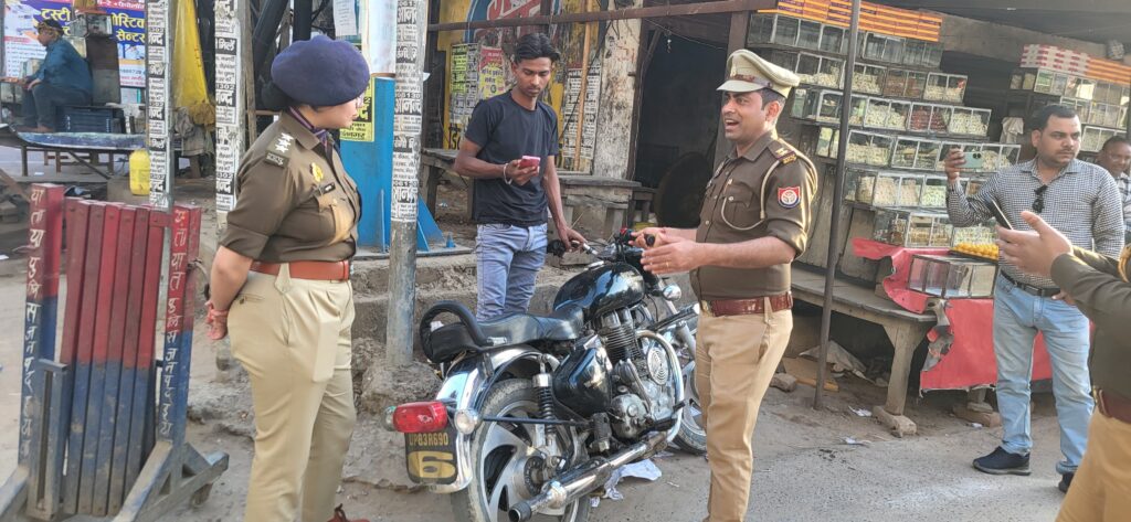 चौराहे पर चला सघन चेकिंग अभियान, दो दर्जन वाहनों के काटे गये चालान, पटाखा छोड़ने वाली बुलेट सीज 4 34458