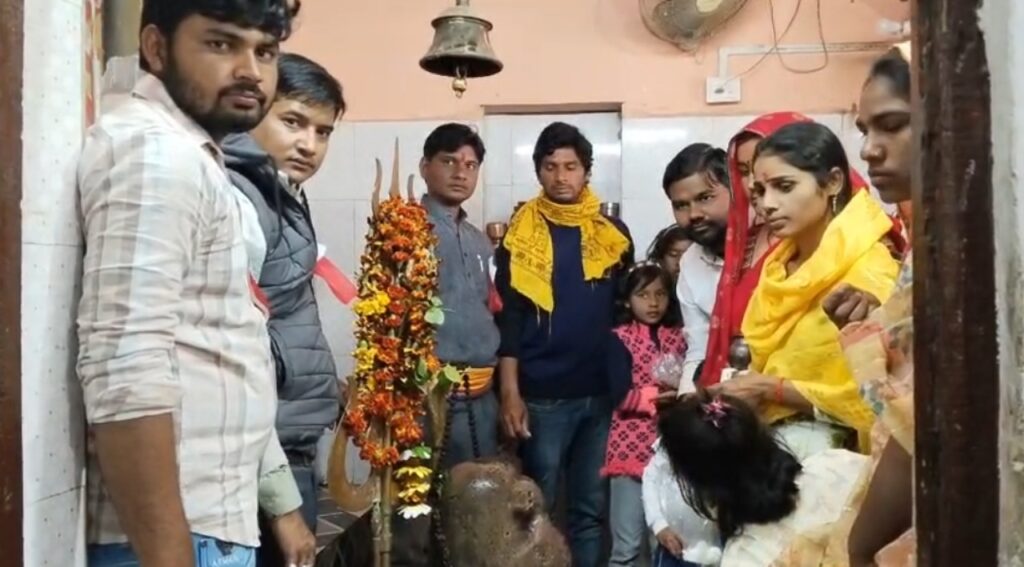 अछल्दा: शिवरात्रि पर मानकेश्वर मंदिर में उमड़ी आस्था की लहर, हजारों श्रद्धालुओं ने किया जलाभिषेक 3 34509