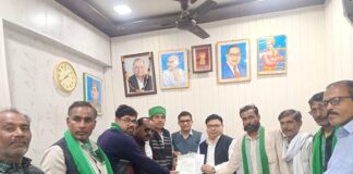 श्मशान स्थल निर्माण की मांग को लेकर भाकियू ने नपा में सौंपा ज्ञापन