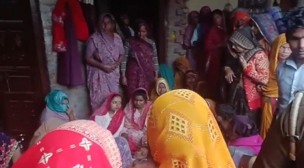 दो मासूम बेटियों की मां ने फांसी लगाकर दी जान,गाँव में शोक 3 36815