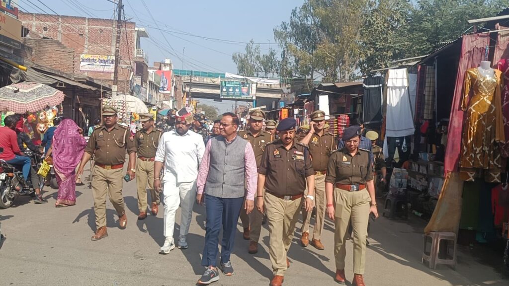 होली पर्व को लेकर डीएम-एसएसपी ने किया नगर भ्रमण, सुरक्षा व्यवस्थाओं का लिया जायजा 3 44960